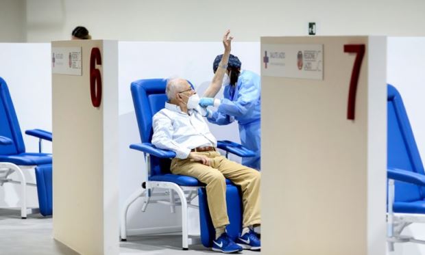 Detyrimi per Green Pass rrit numrin e vaksinimeve ne Itali